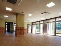 大きな窓のある広間