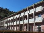 青空の下の建物外観