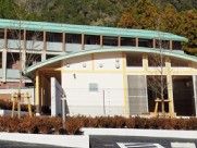 自然に囲まれた建物外観