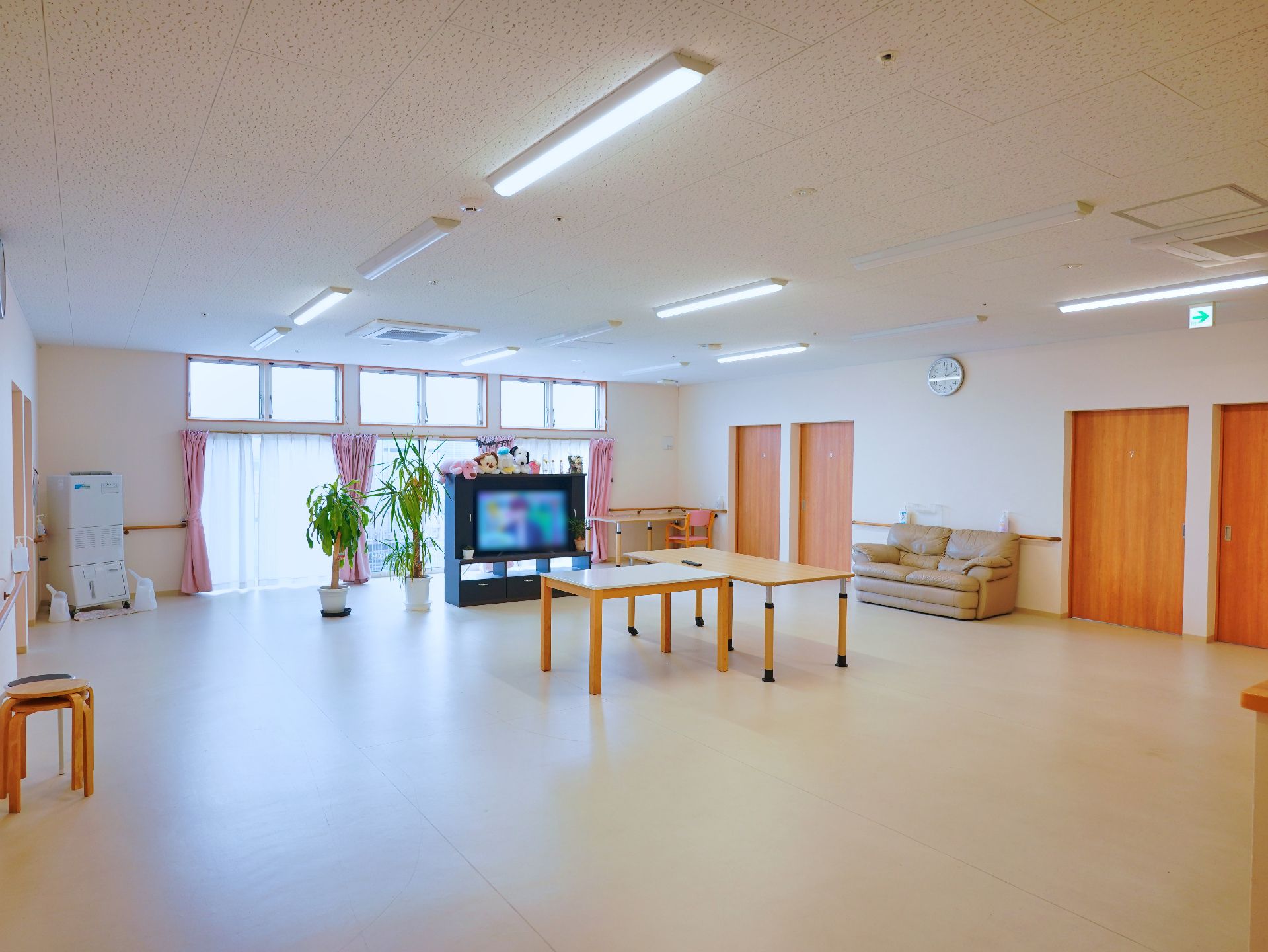 テレビやテーブルセットが設置された共用スペース