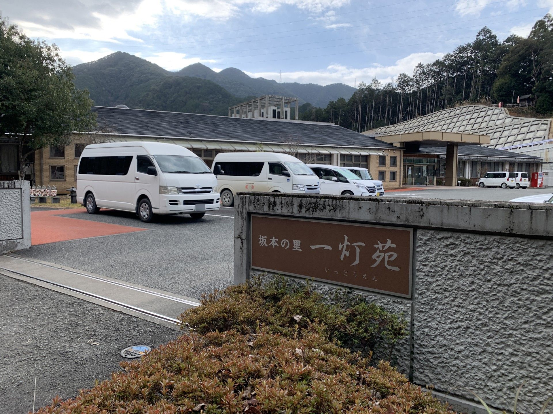 施設の正面玄関
