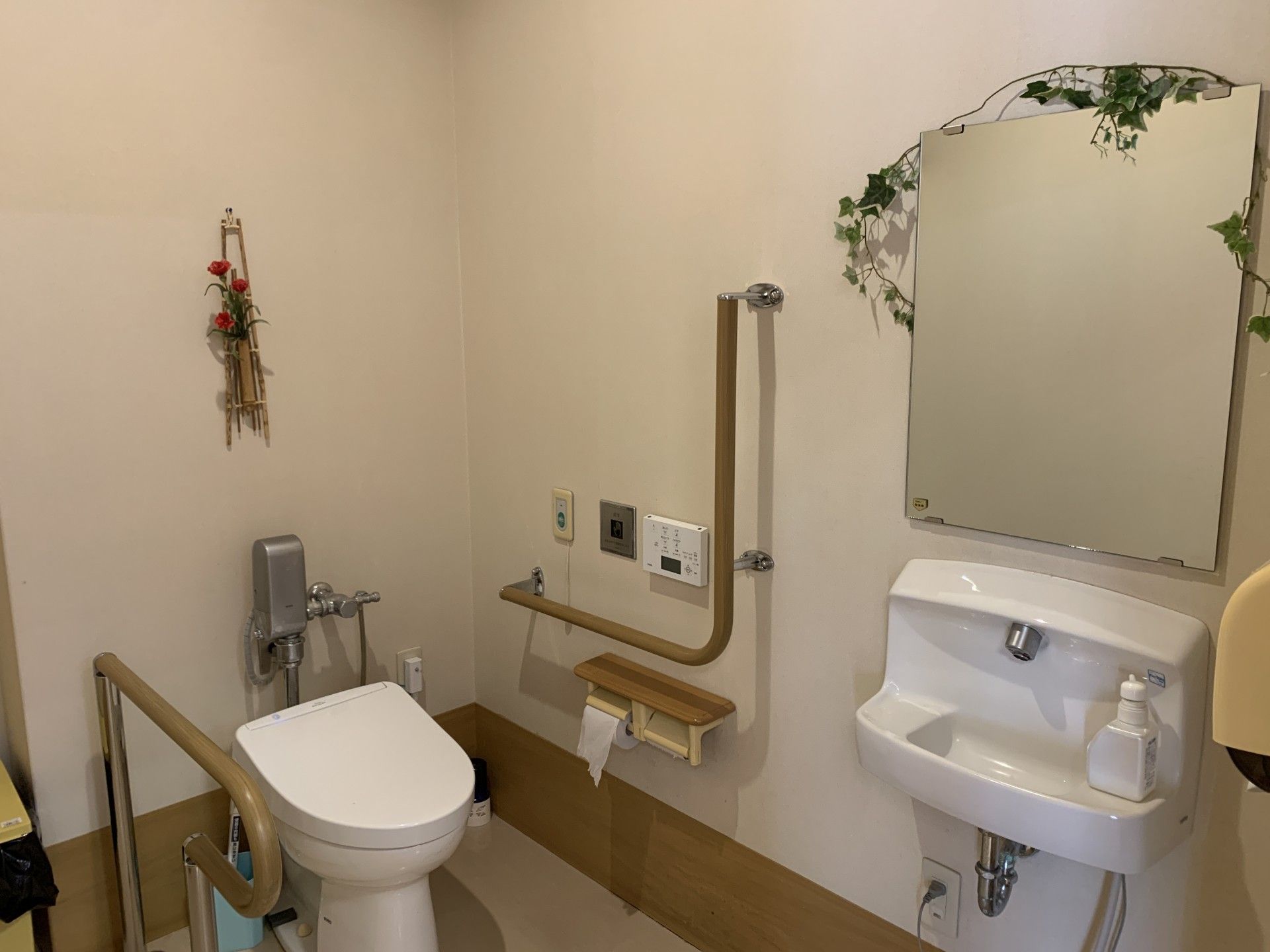 手すり付きのトイレ