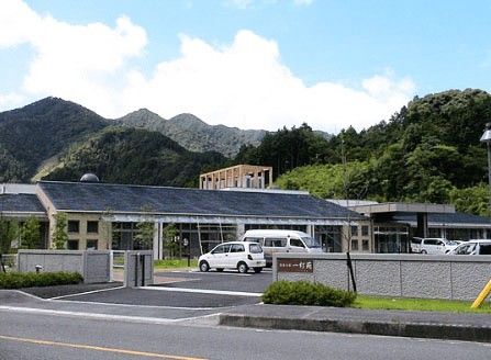 緑に囲まれた建物の外観