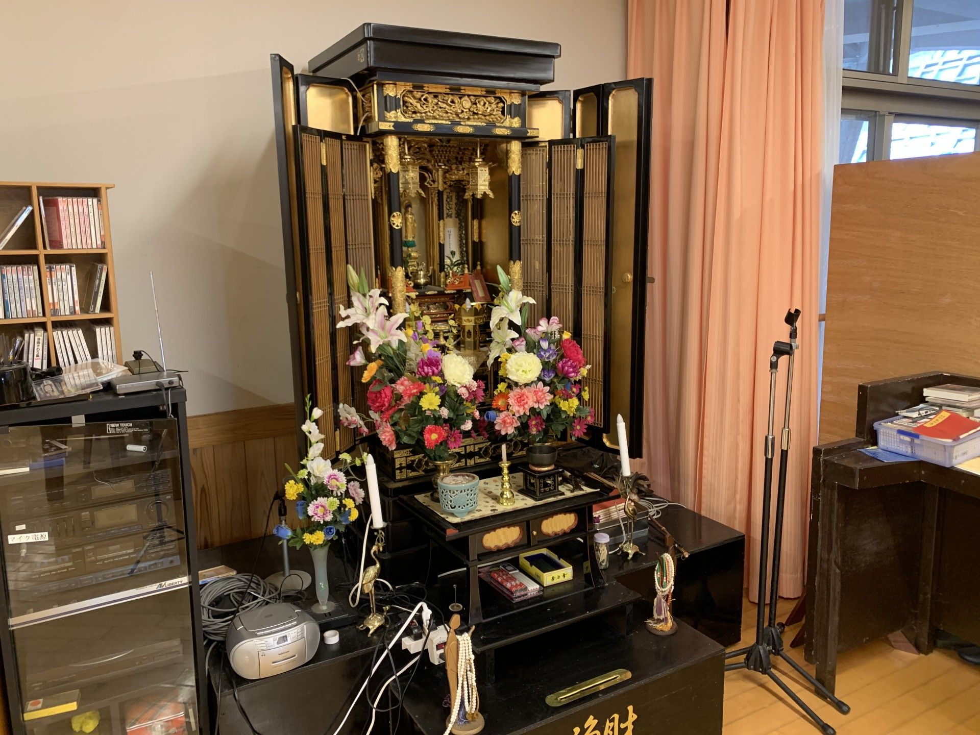 華やかな仏壇のある部屋