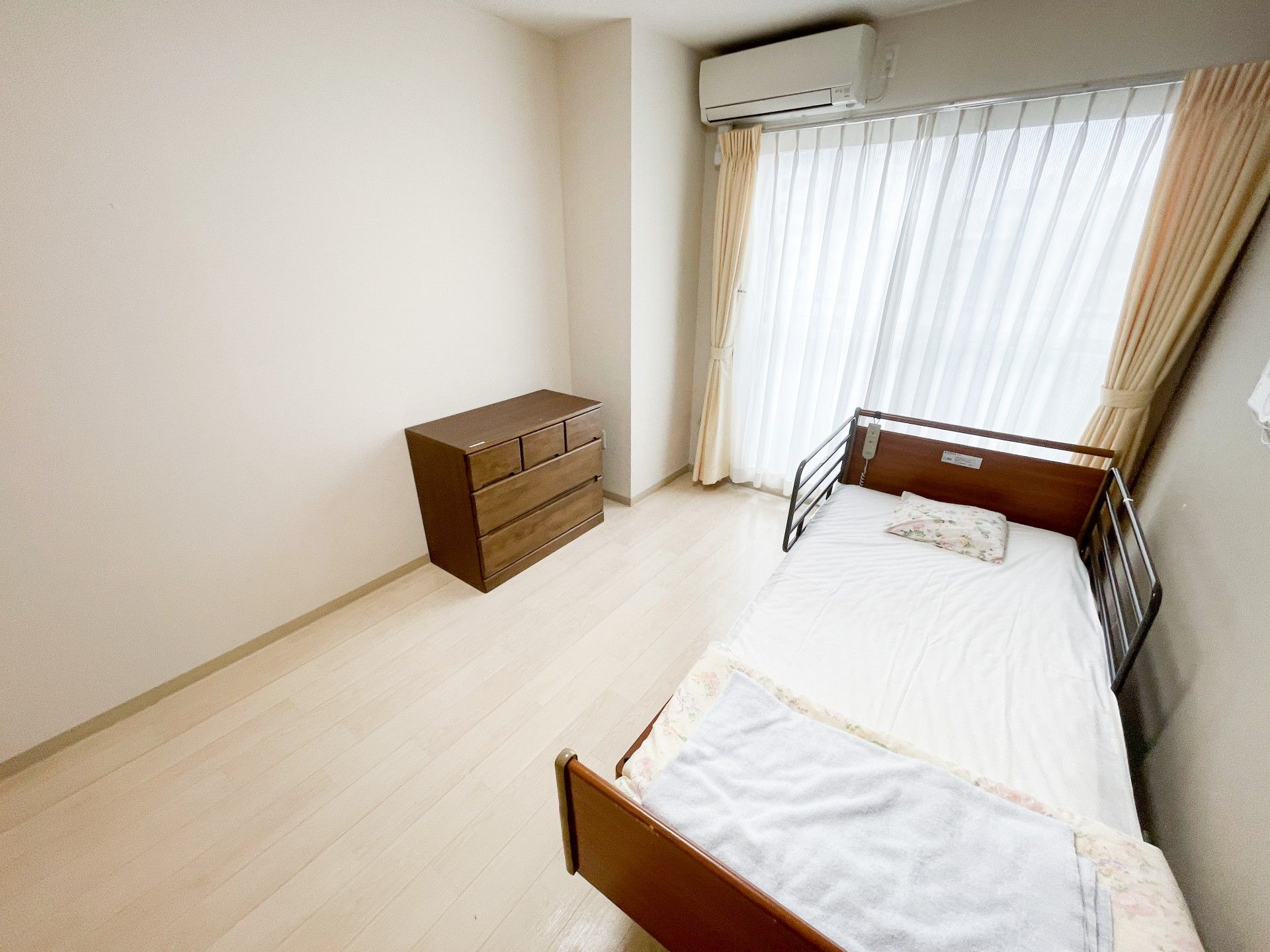 明るい個室のベッド