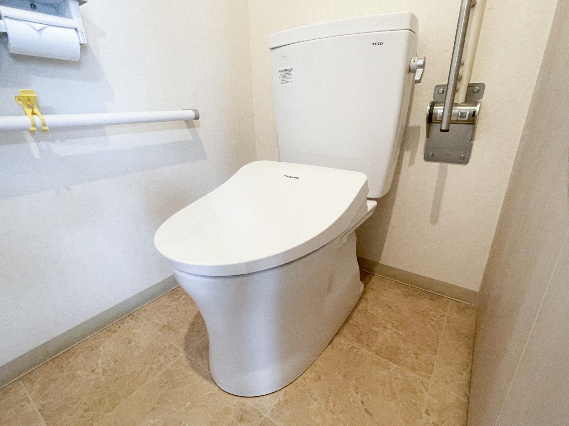 手すり付きのトイレ