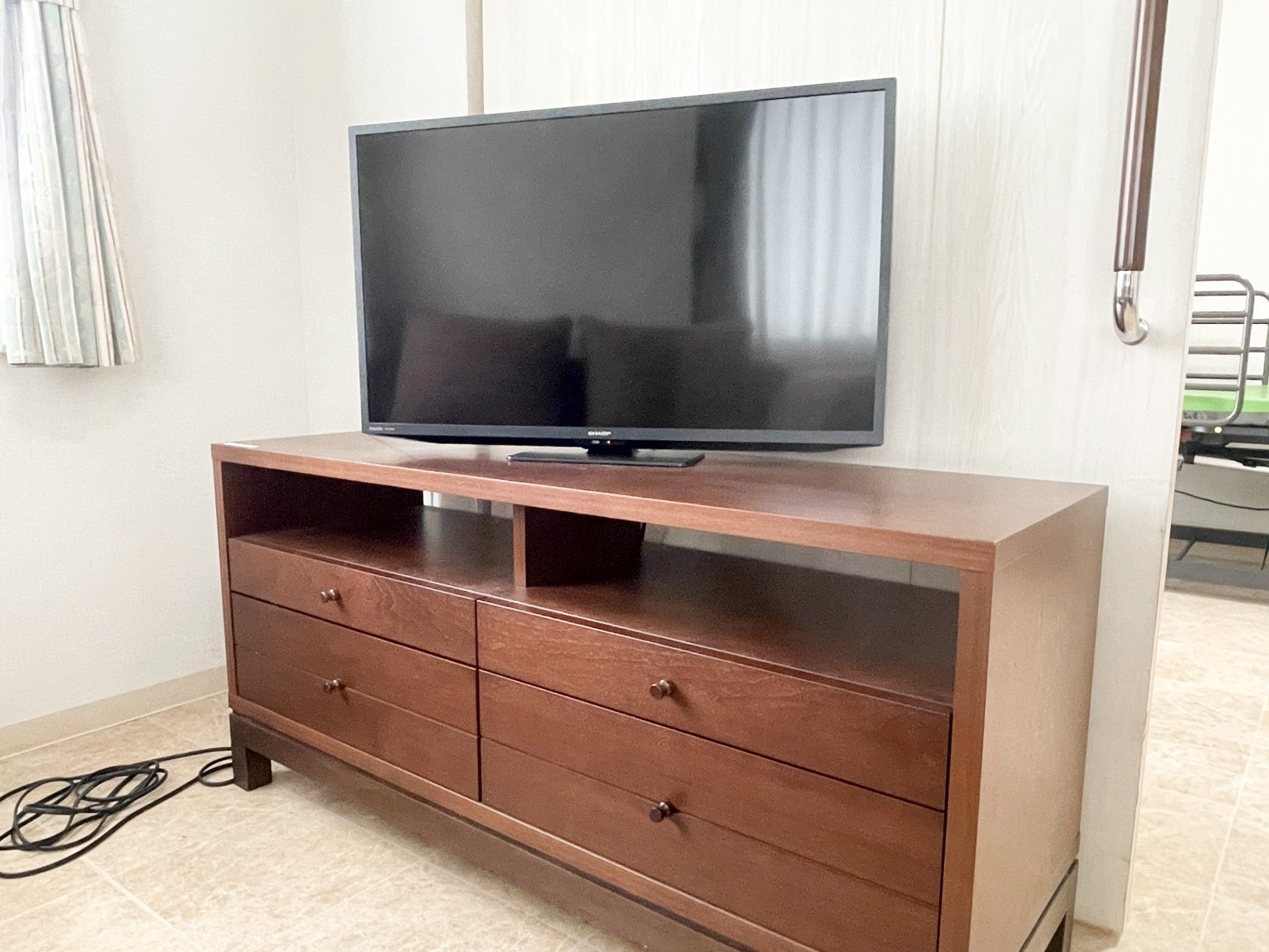 テレビと収納棚