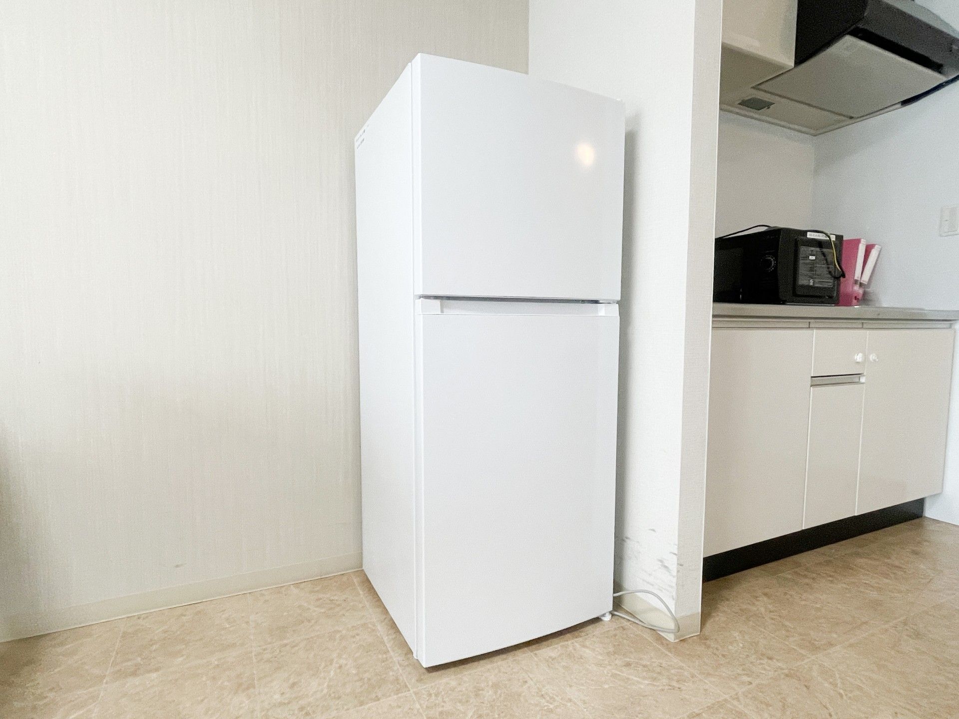 白い冷蔵庫とキッチン