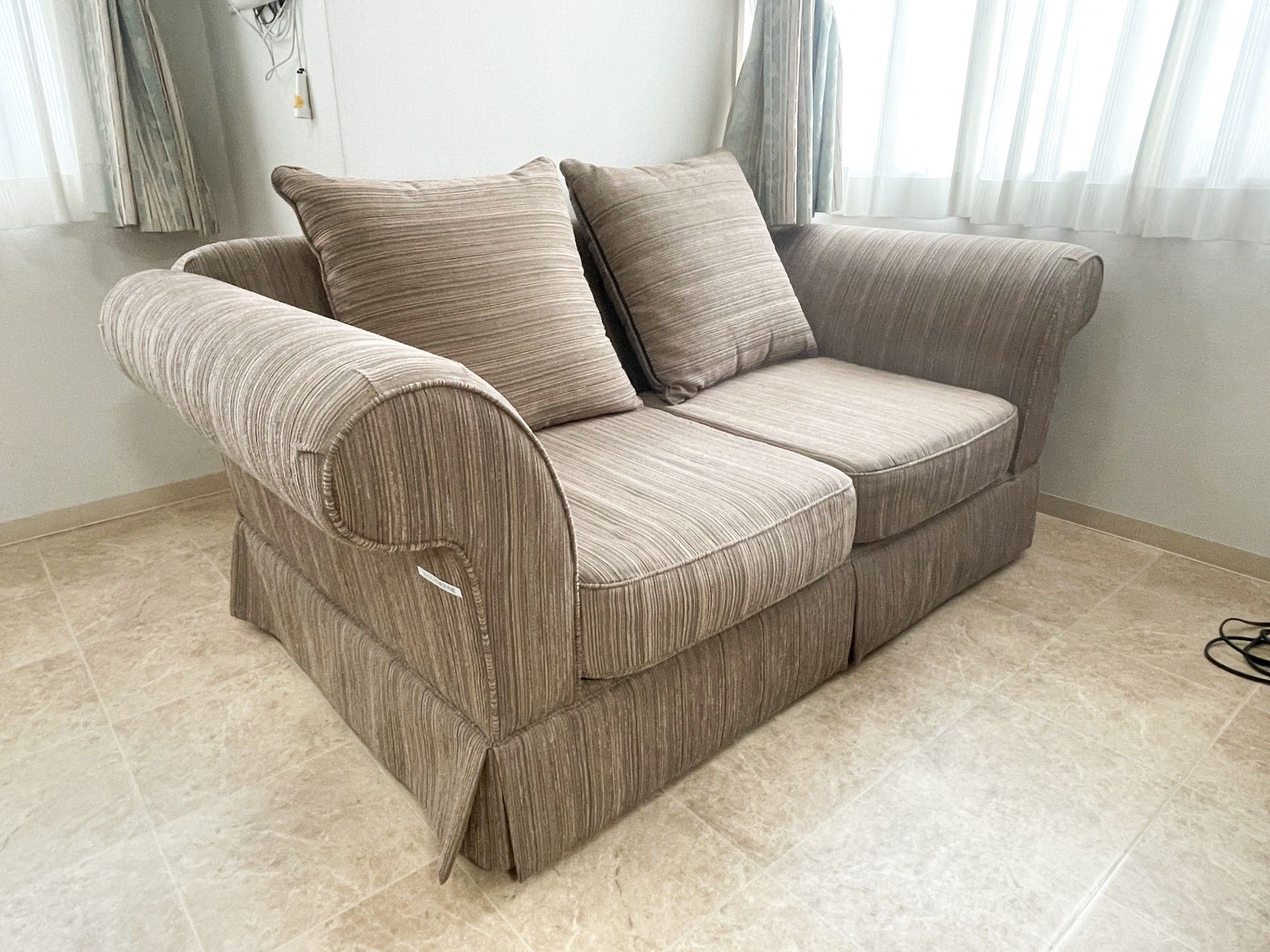 落ち着いた色合いのソファ