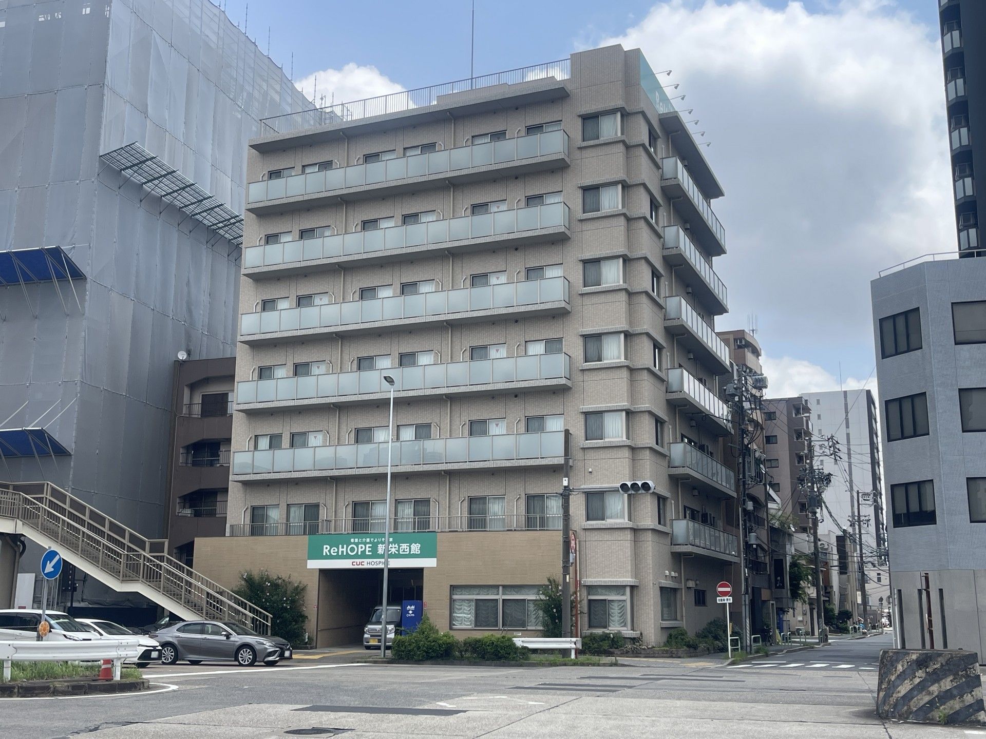 各フロアにベランダがあり、ホーム名が書かれている玄関があり、周りには草木が植えられている。