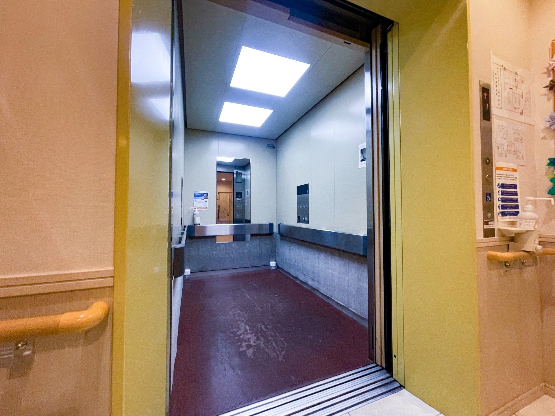 広いエレベーター