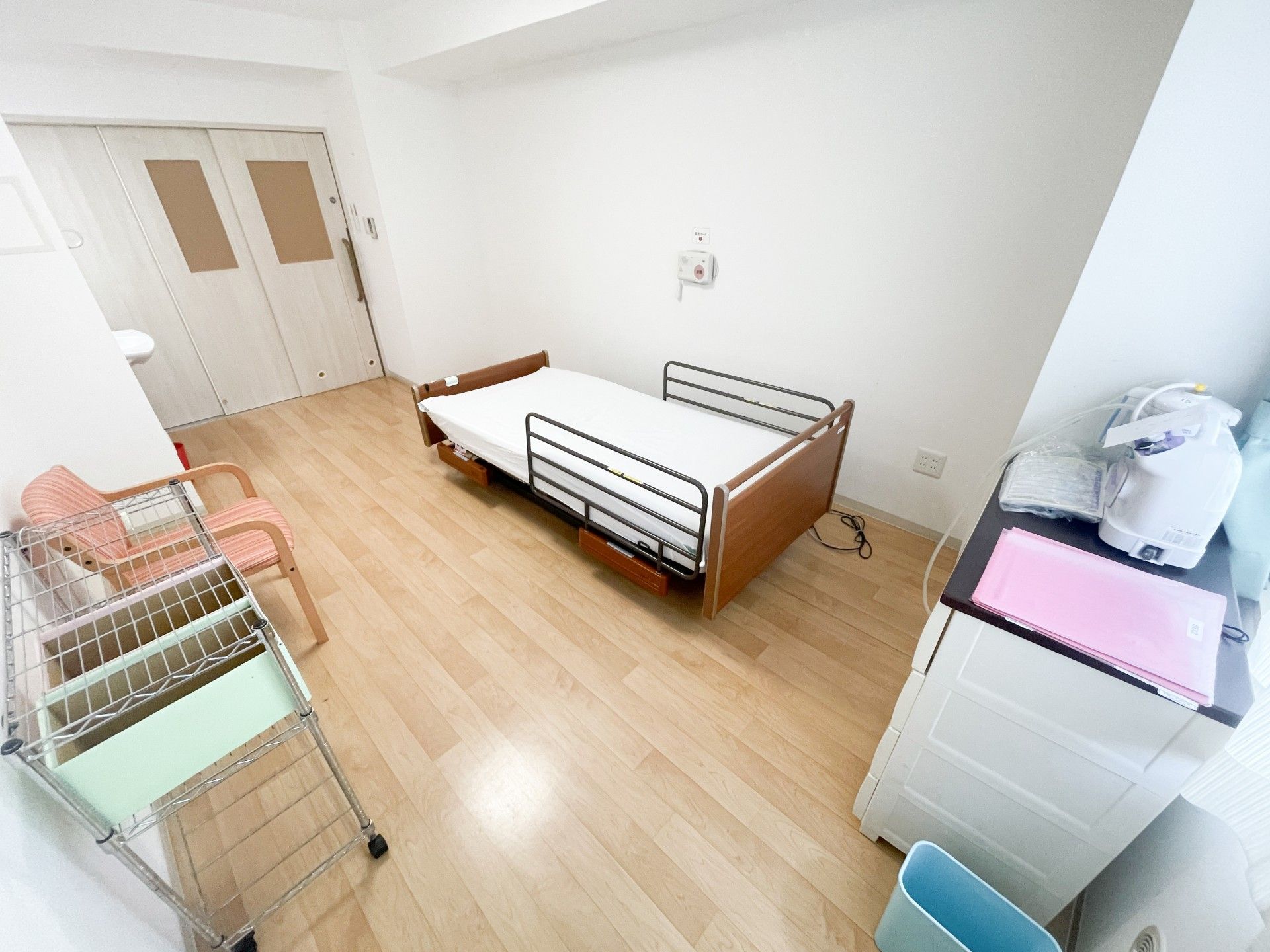 シンプルな個室の様子