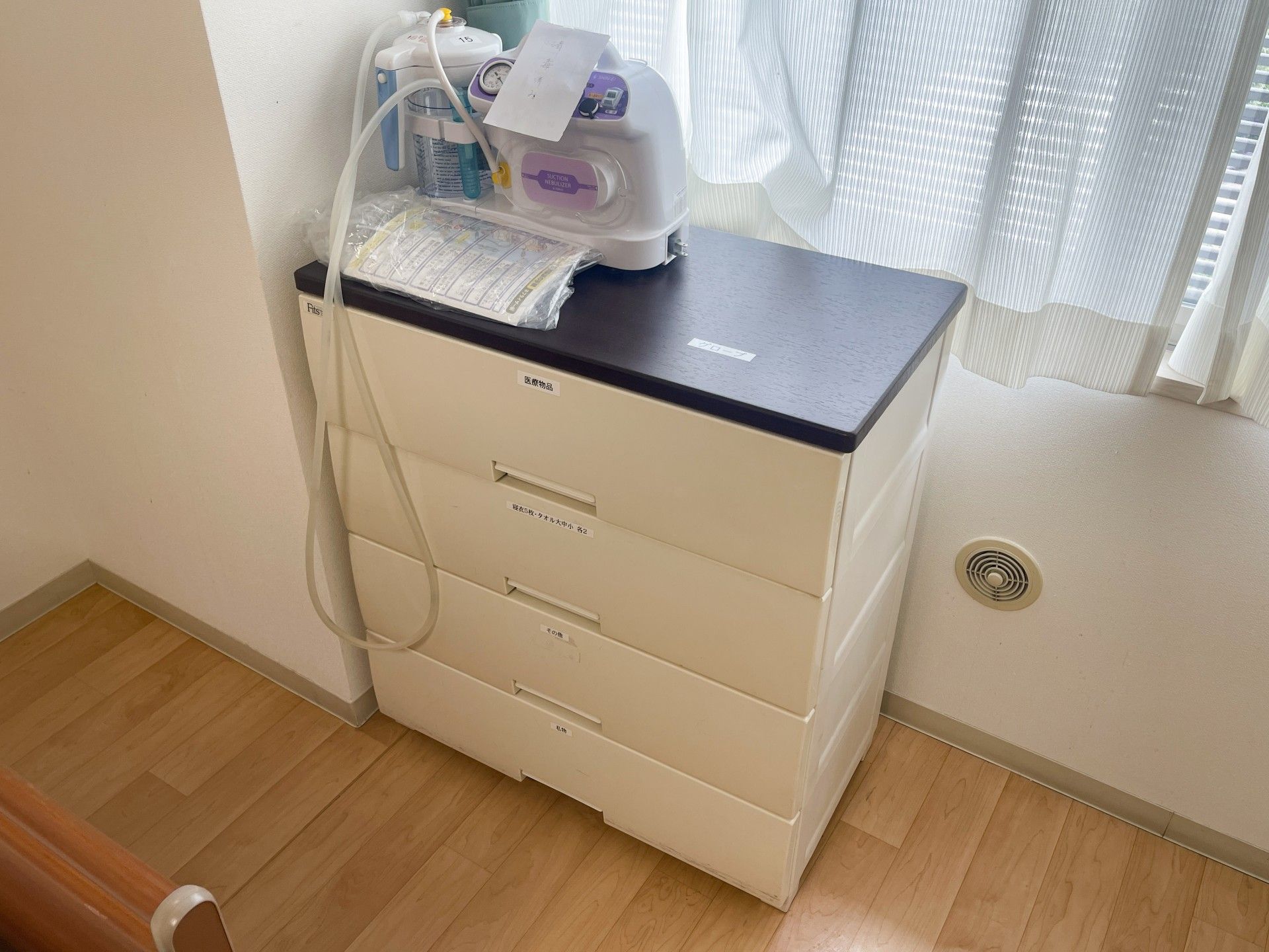 収納棚と医療機器