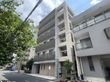 緑に囲まれた建物外観