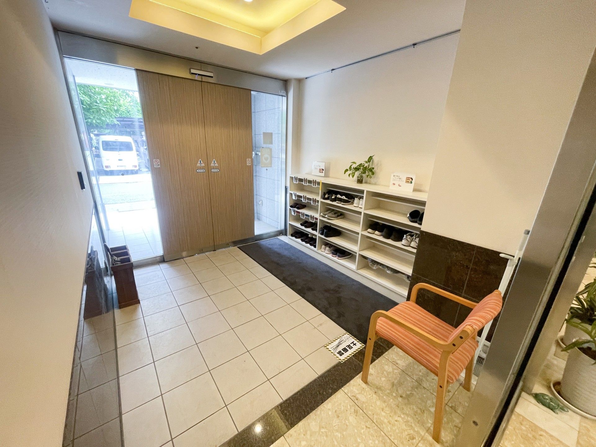 明るい玄関の様子