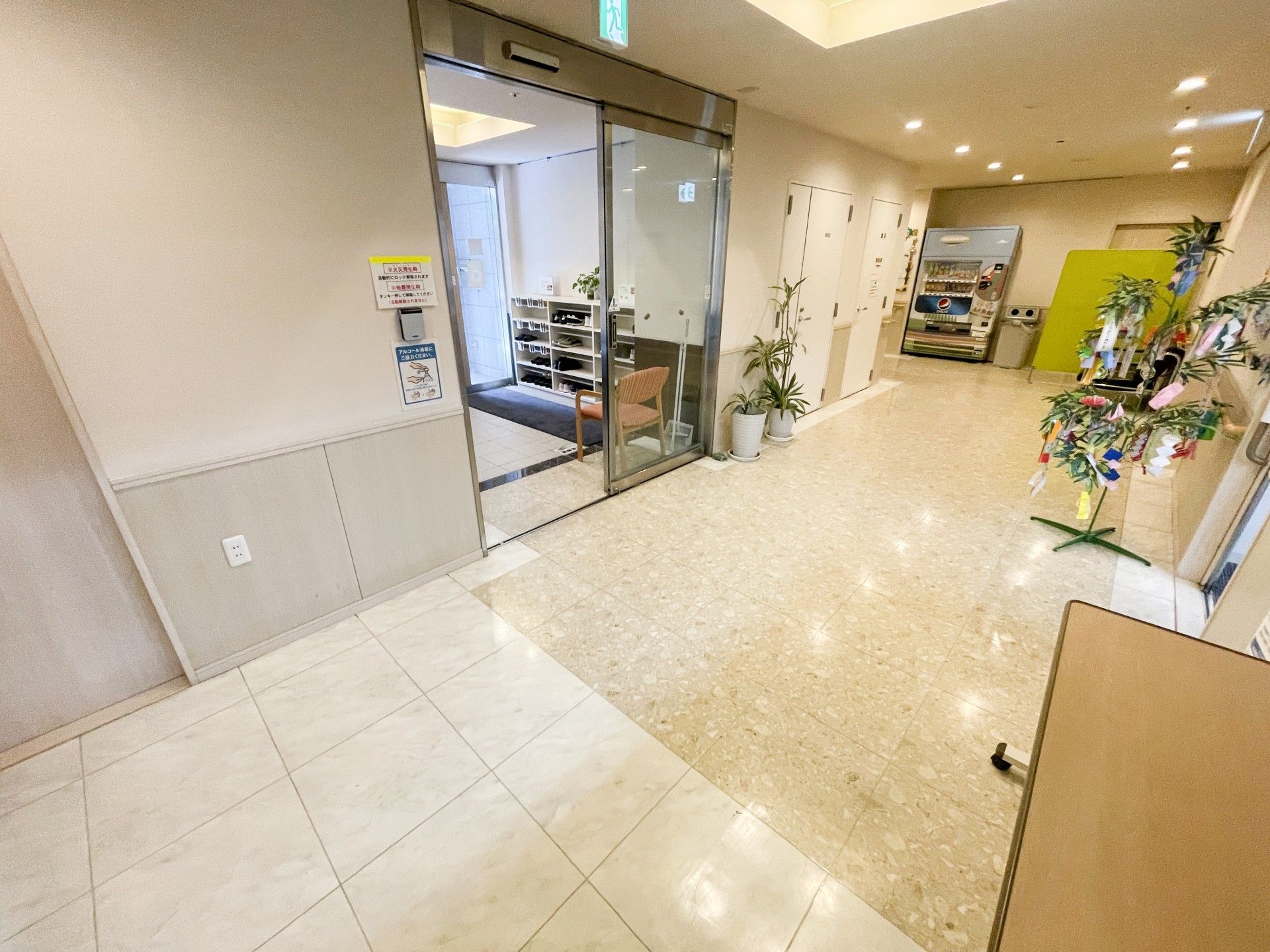 明るい廊下と出入口