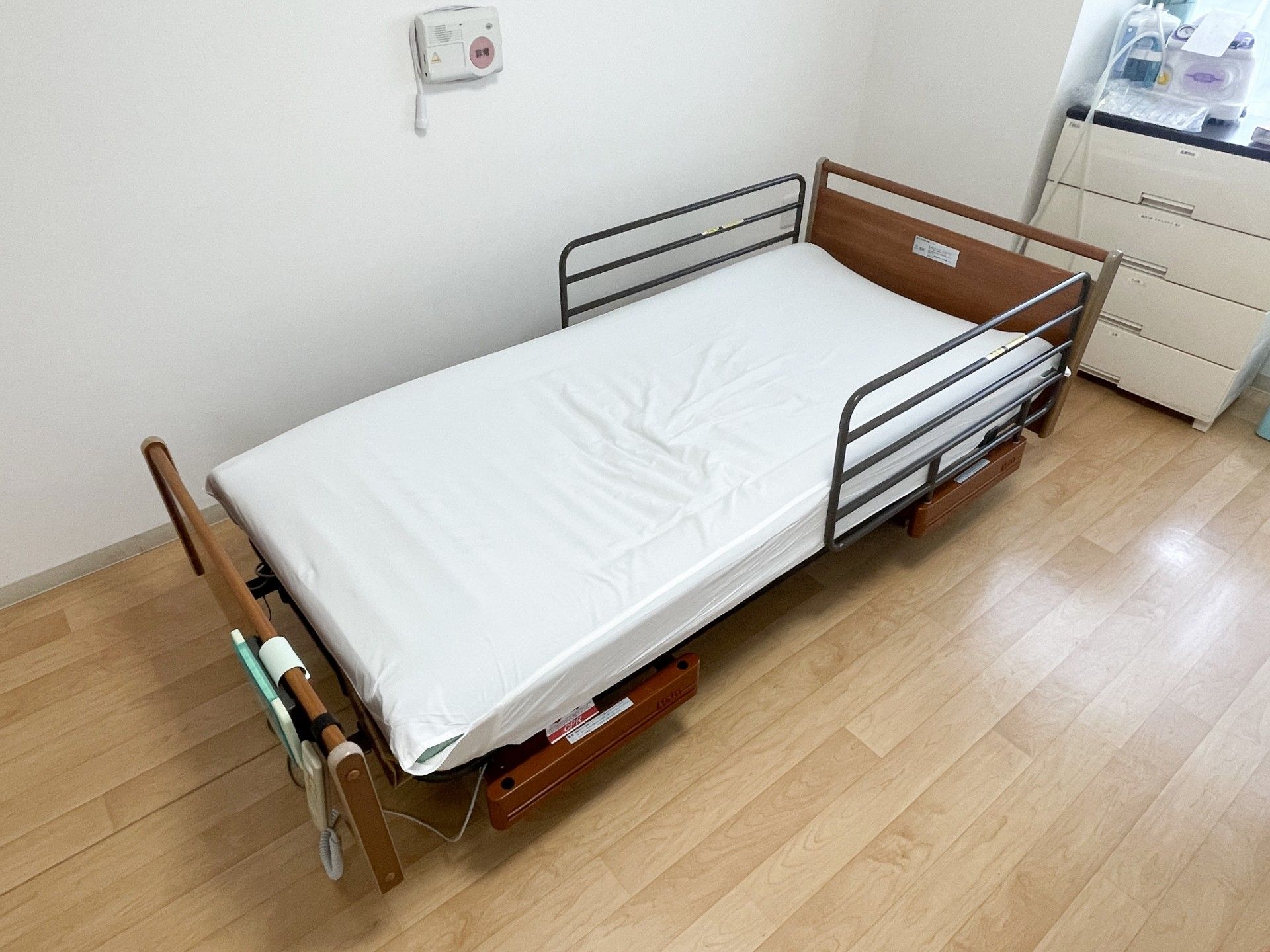 シンプルなベッドの部屋