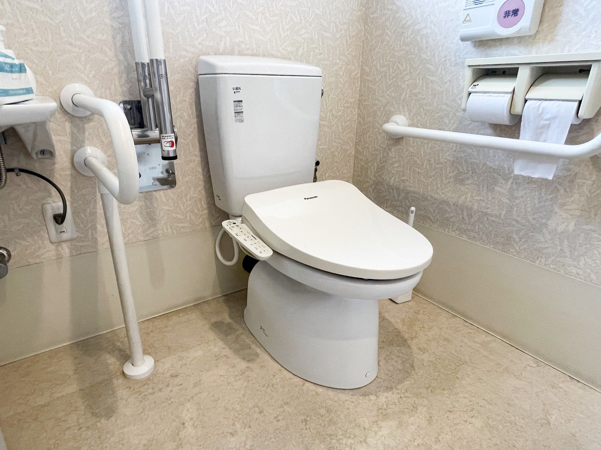 手すり付きのトイレ