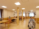 介護施設の居間とスタッフカウンター