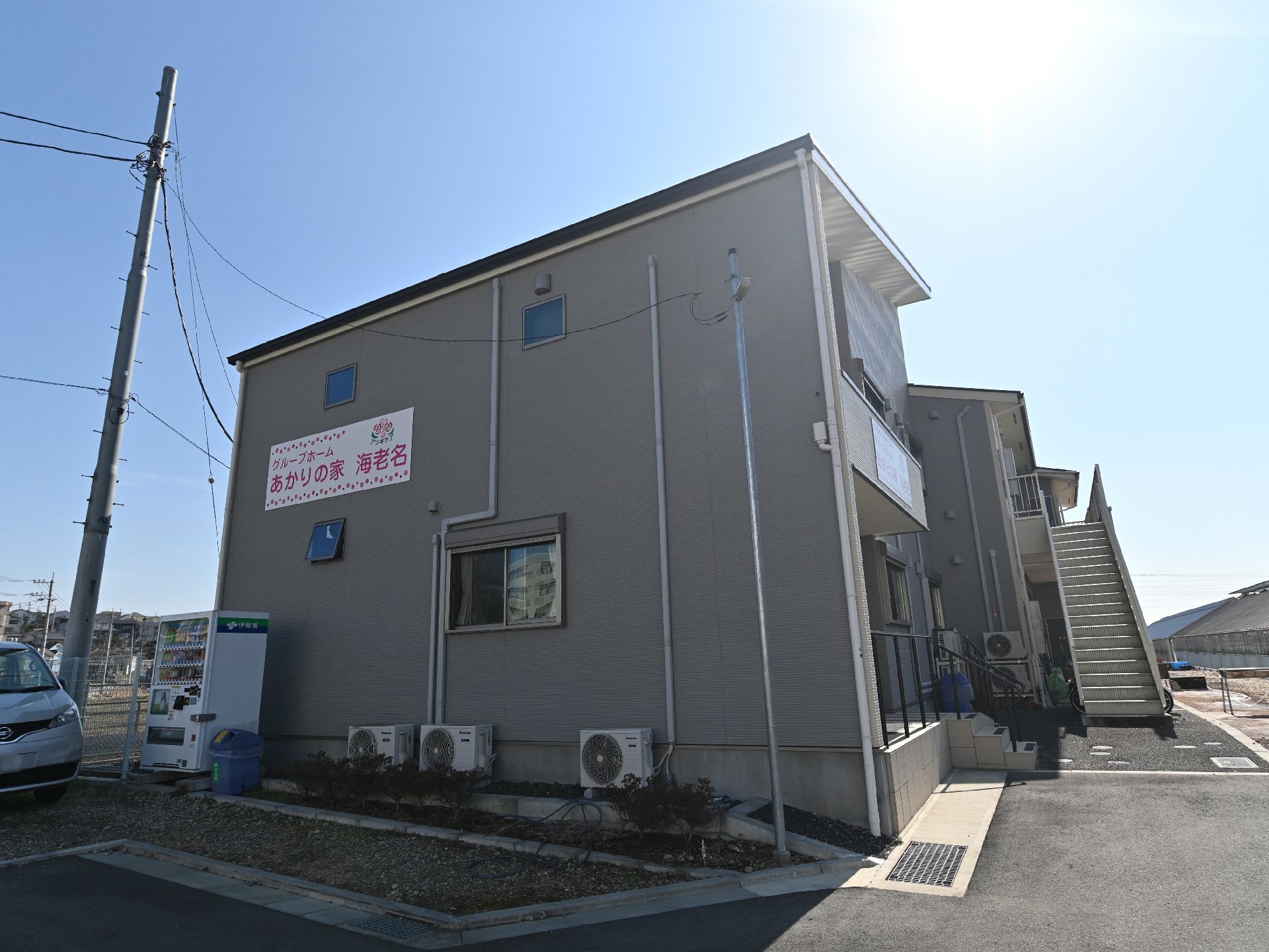 車椅子の人でも楽に移動できるように段差を排除した介護施設の外観