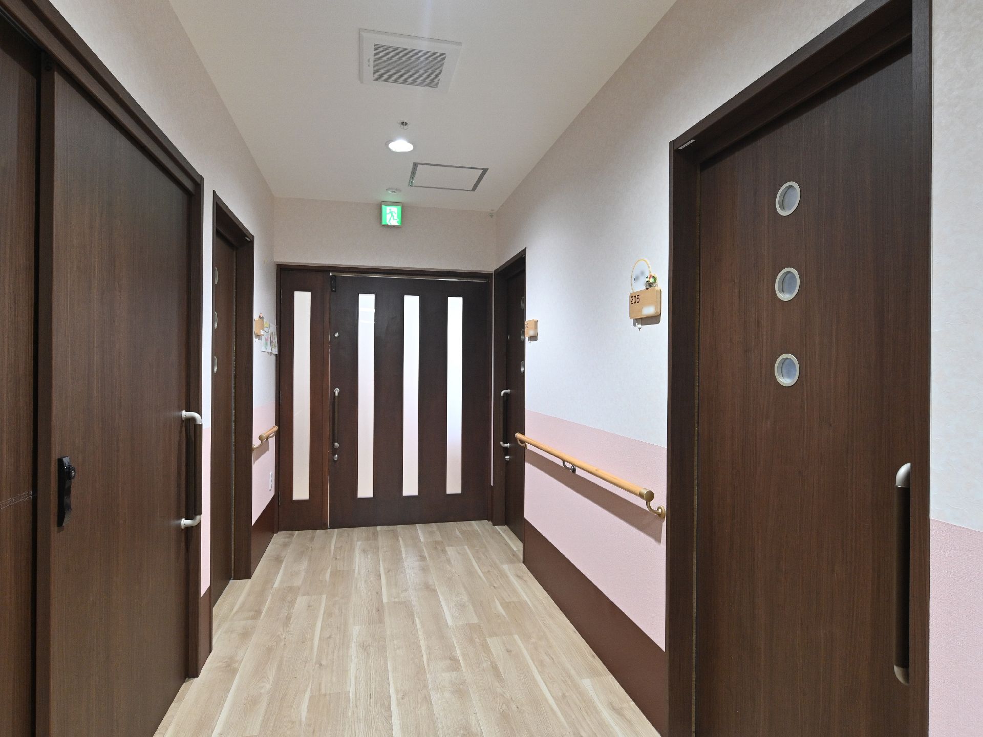 壁に手すりが設置され、バリアフリー化されている廊下