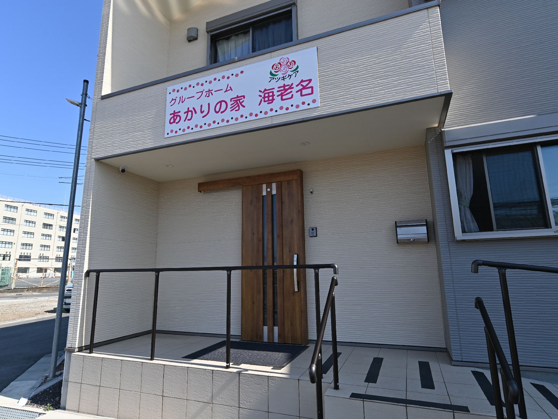 靴の履き替えがしやすいように椅子が設置されている玄関