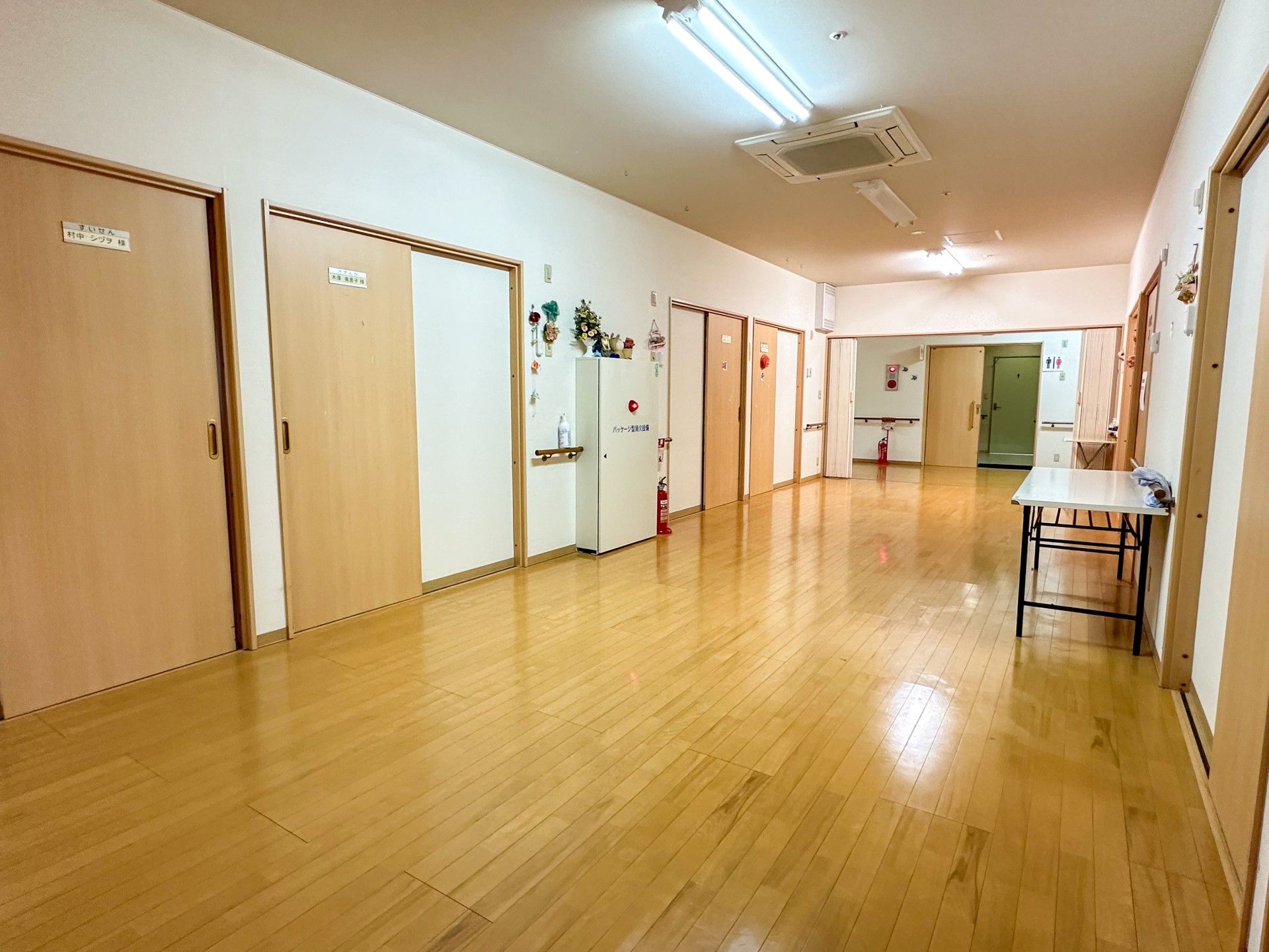 明るく広々とした廊下