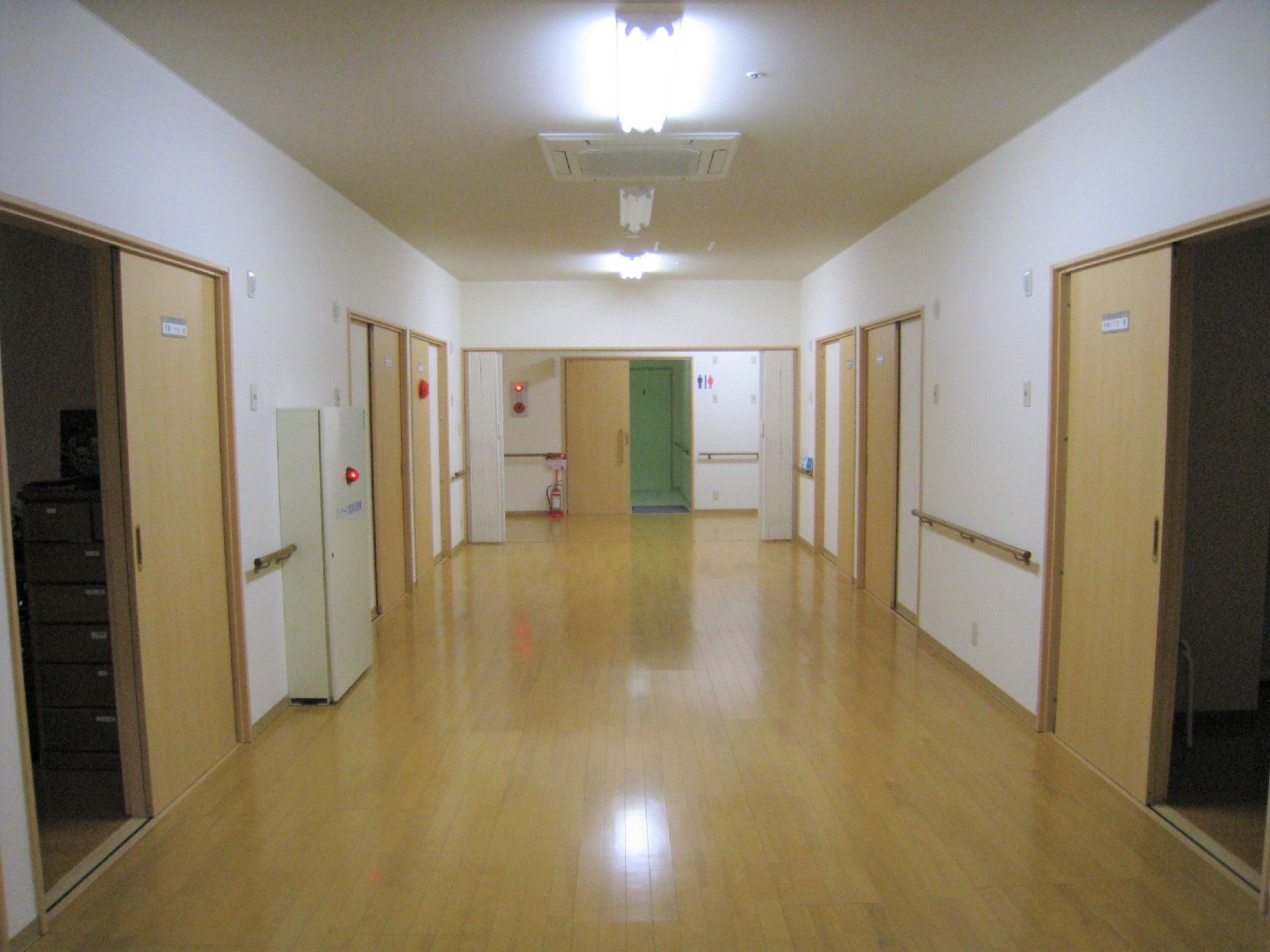 幅の広い廊下には手すりが付き、居室のドアも両サイドにある。不要なものは一切置かれていない。