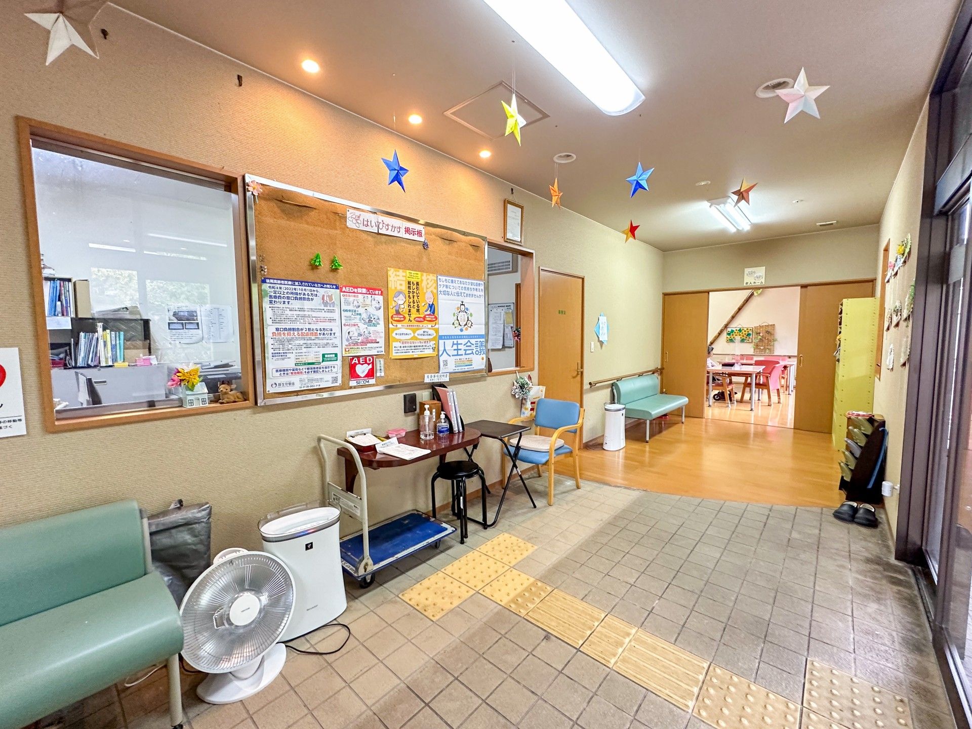 明るい待合室の様子