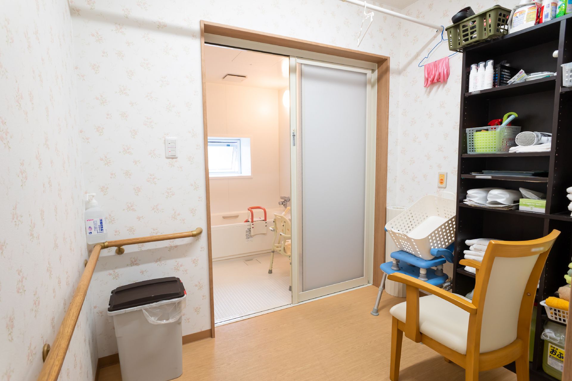 椅子と手すりが設置された脱衣所