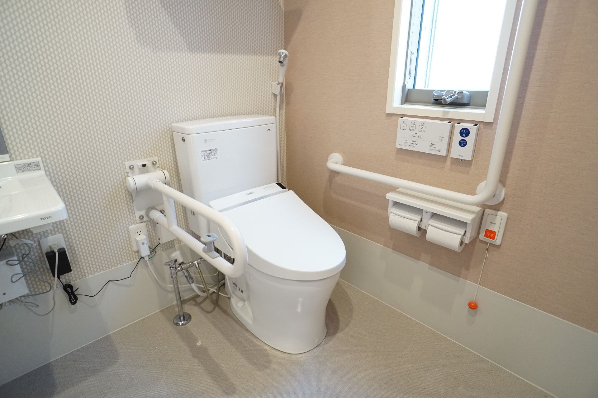 車いすの高齢者と同じ目線になって話しているスタッフとの2ショット