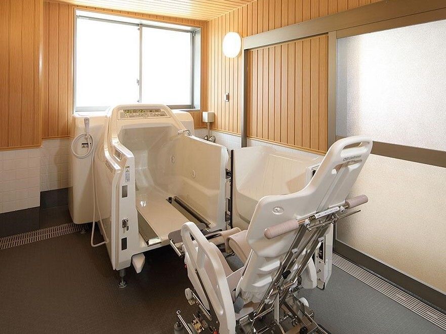 ウッド調で明るい空間に、入浴介助用の設備が整えられた機械浴室