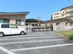 広々とした介護施設の駐車場