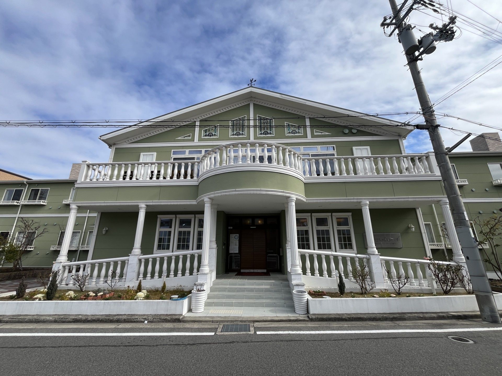 典雅な外観の建物