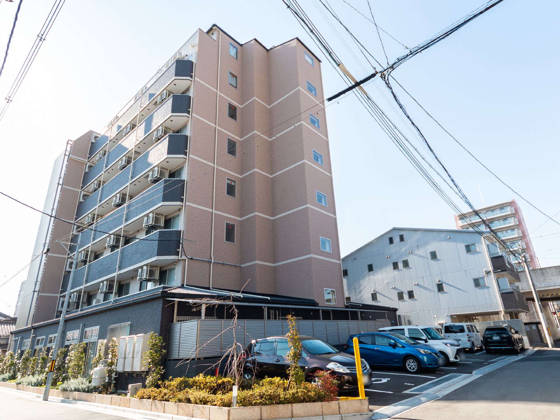 茶色で構成され、デザイン性のあるお洒落な施設の外観