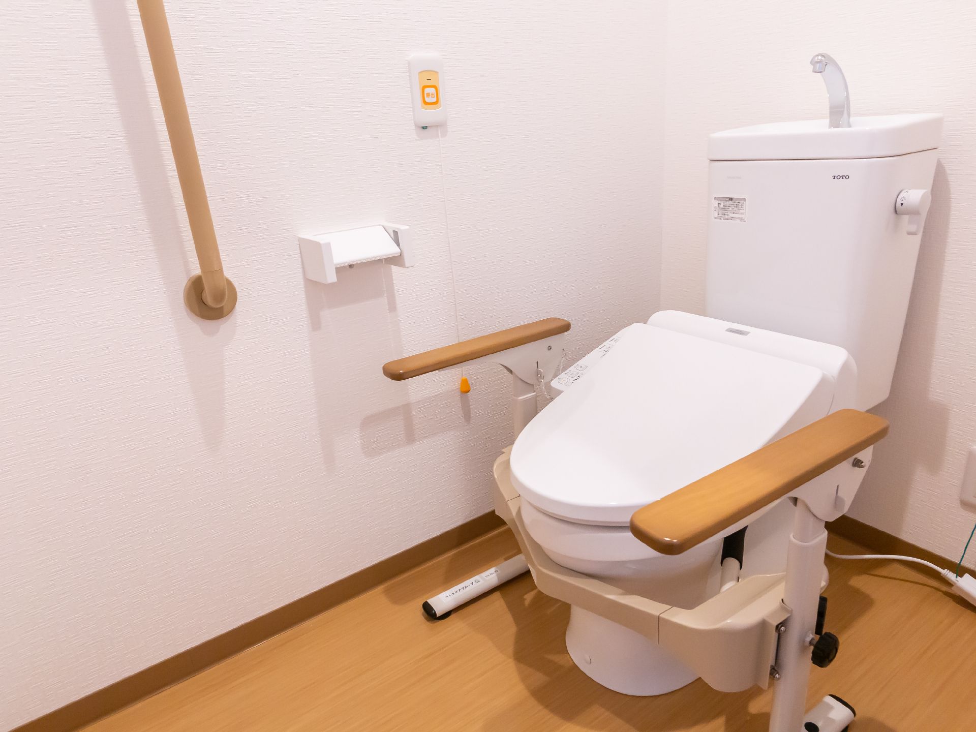 手すりが設置され、床に段差がほとんどない居室にあるトイレ