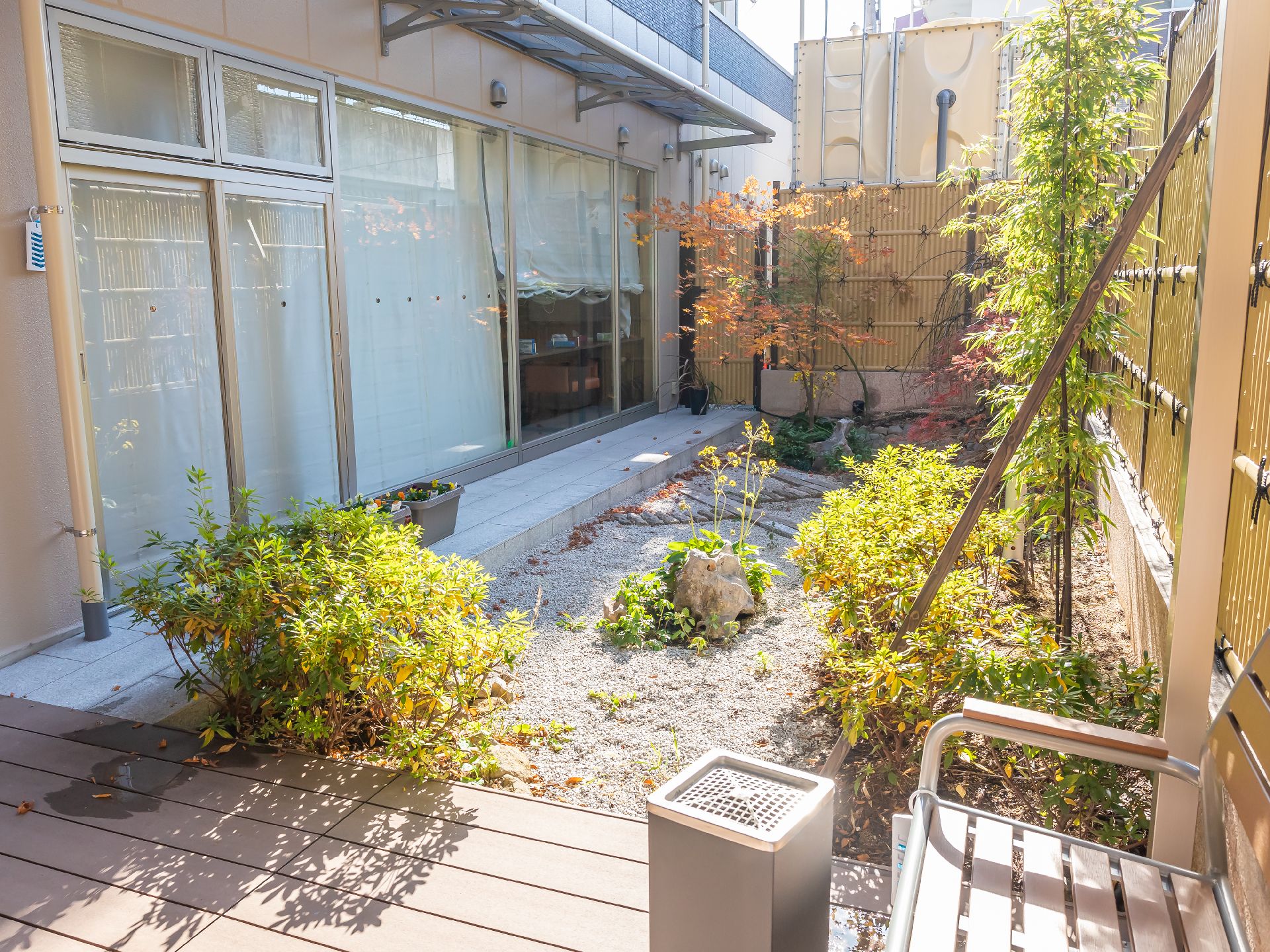 植物や花がたくさん咲いている中庭