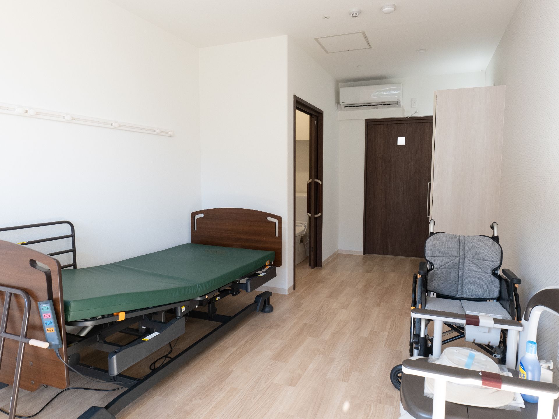 介護ベッドや収納棚が設置されている居室