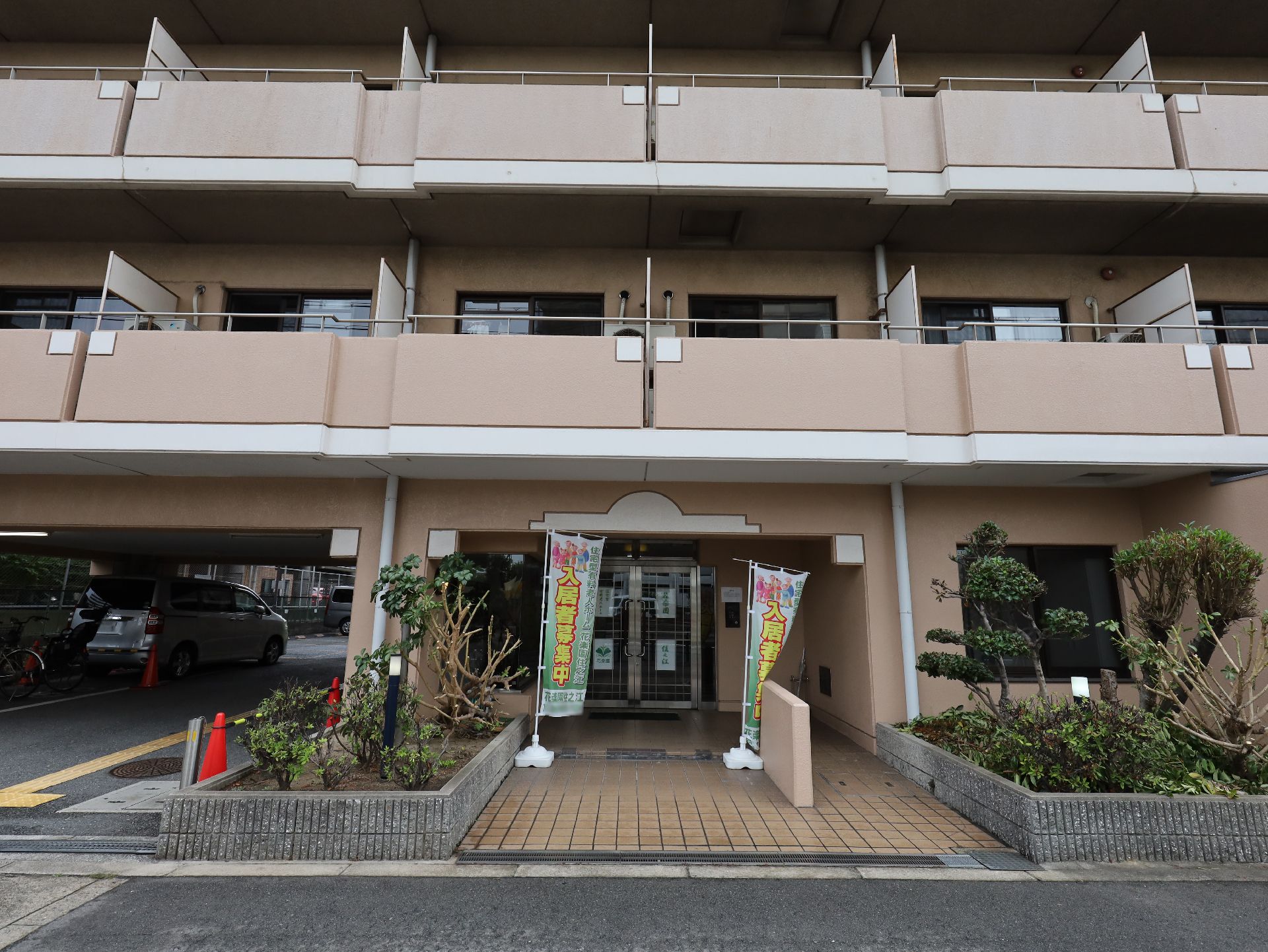 住之江公園駅4番口から徒歩10分、徒歩４分の位置にある施設外観