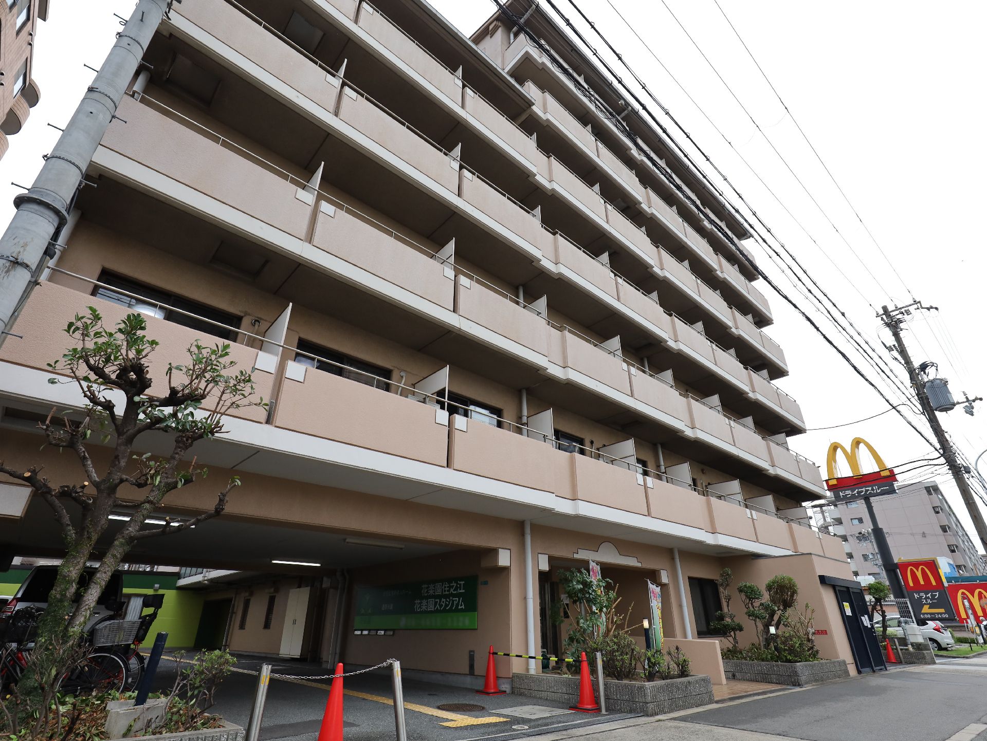 周辺にコンビニエンスストアや飲食店がある施設外観