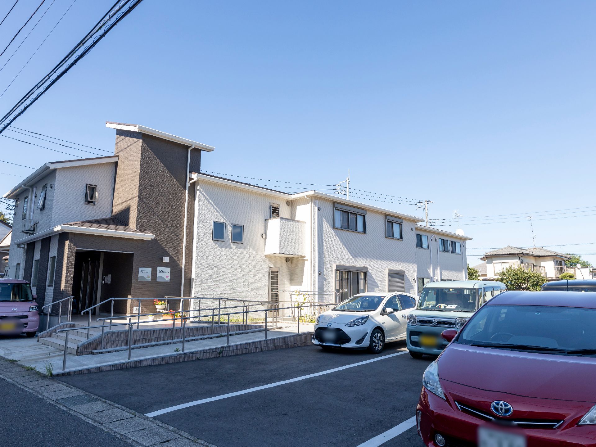 白とブラウン系の色とで構成されたデザイン性が高くお洒落な外観