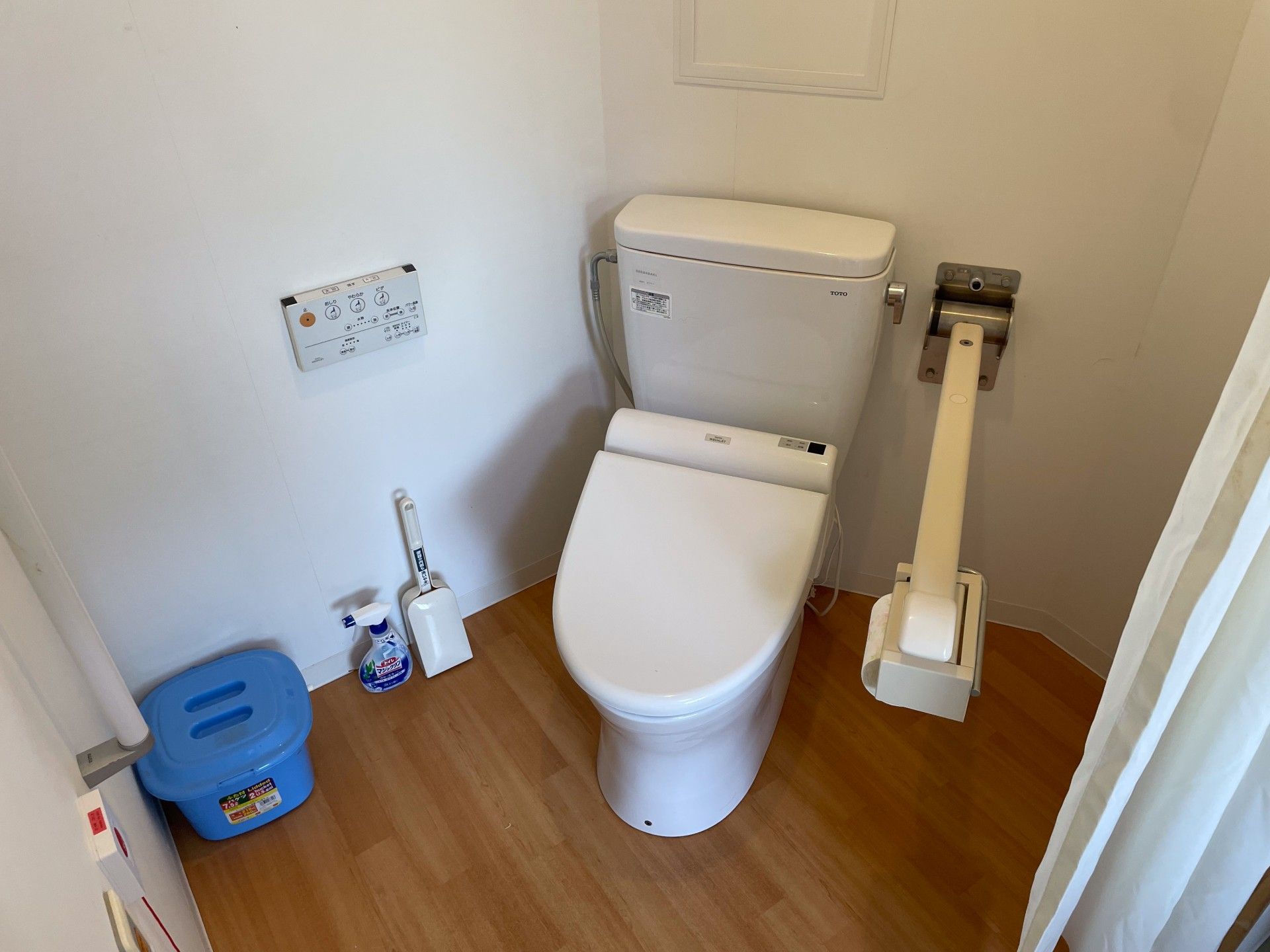 手すり付きのトイレ