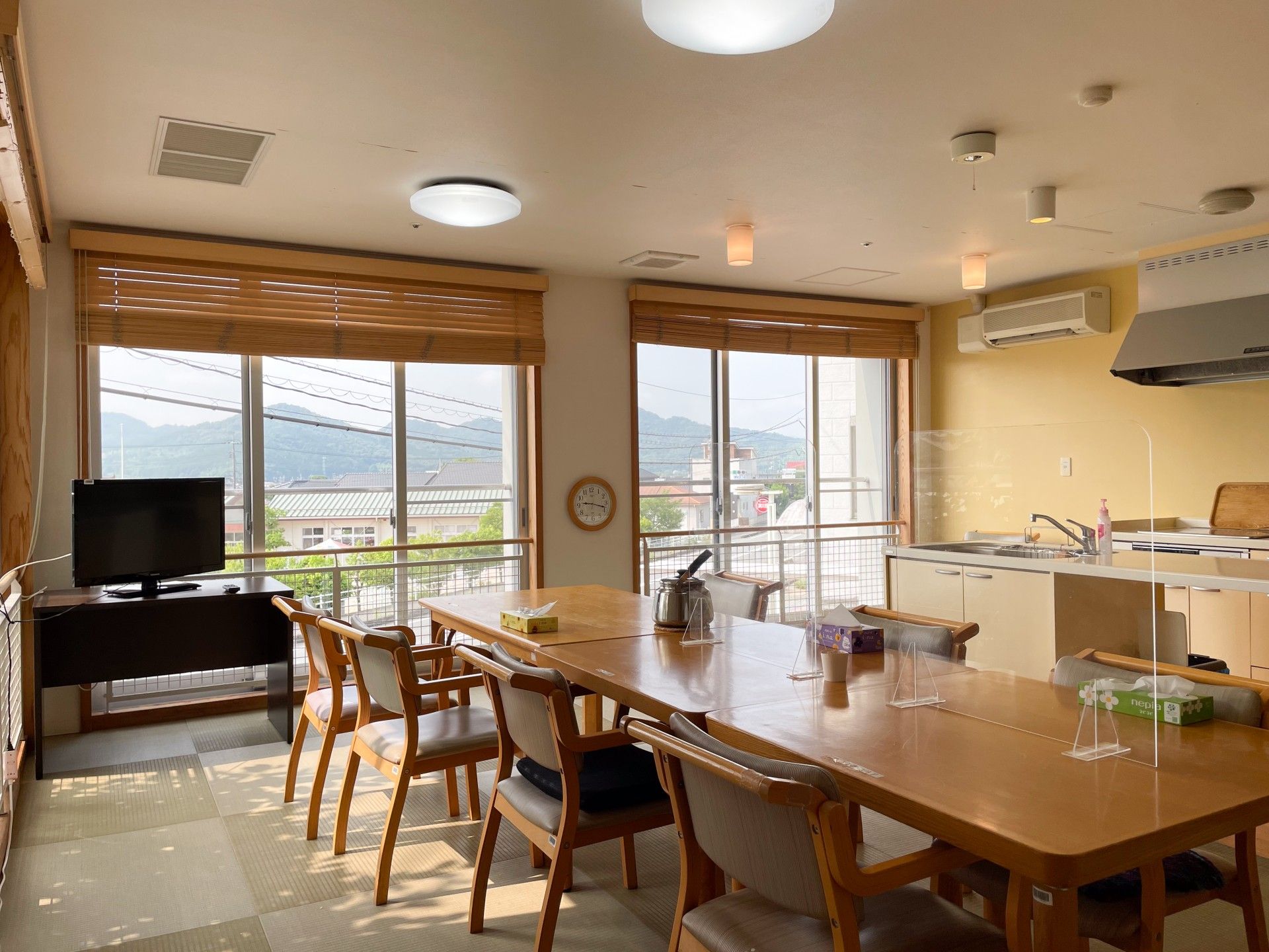 窓際の明るい食卓