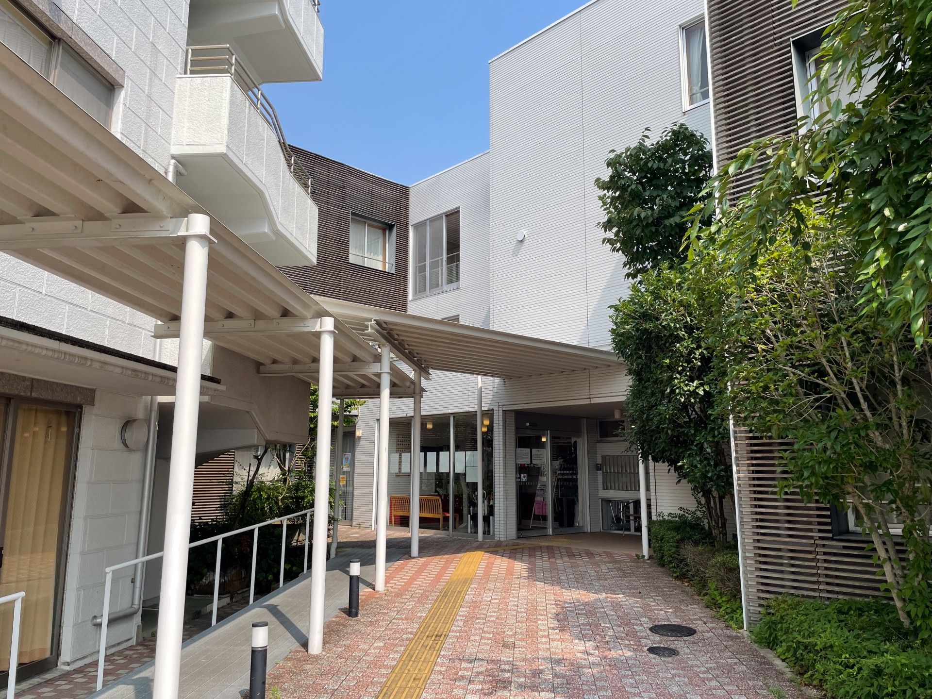 緑に囲まれたエントランス