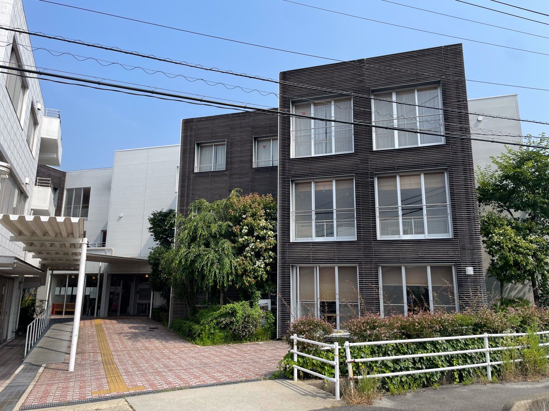 緑に囲まれた建物の外観