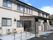 建物内で仕事をしているスタッフ。誰かに目線を合わせ、会話しようとしている。