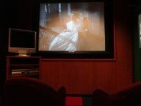 ラ・ナシカ つるみのシアタールーム。毎日の生活を楽しく送っていけるようなイベントをたくさん行っている。