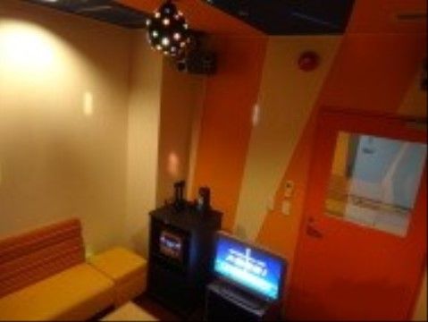 ラ・ナシカ つるみのカラオケルーム。認知症予防になるカラオケができる部屋が完備されている。