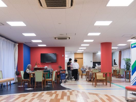 機能訓練室から見た食堂