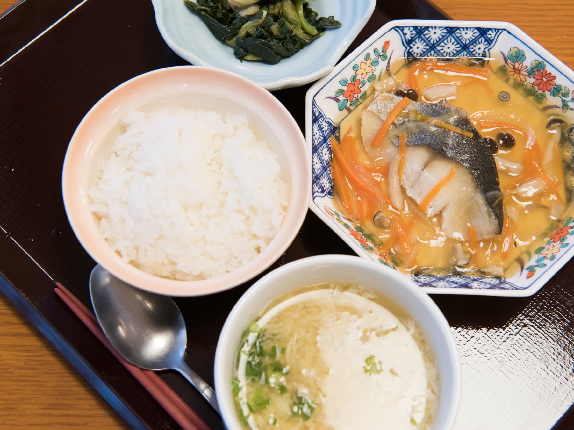 食事は米飯と汁物、主菜、副菜がトレイに載せられて出る。この日の汁物はかき玉汁、主菜は彩りのきれいな魚のあんかけ、副菜は青菜である。